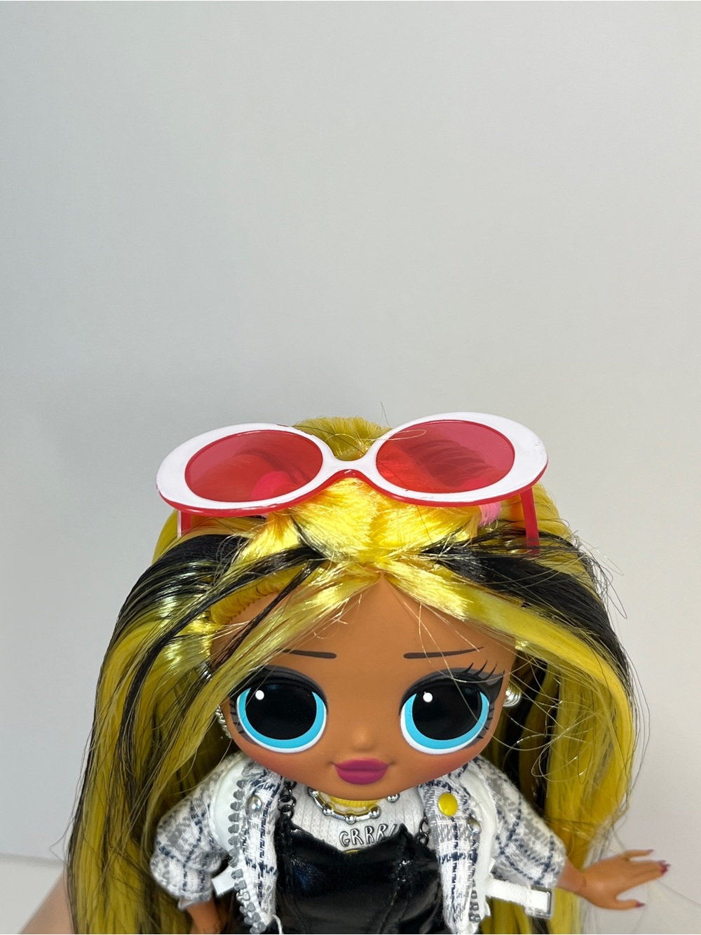 LOL Surprise OMG Fashion Doll Alt Grrrl Yellow & Black Hair Stand Outfit Brush - Picture 8 of 13